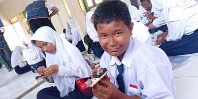 Antusiasme Siswa di Maluku Tengah Rangkai Cerita dan Rakit Mobil-mobilan