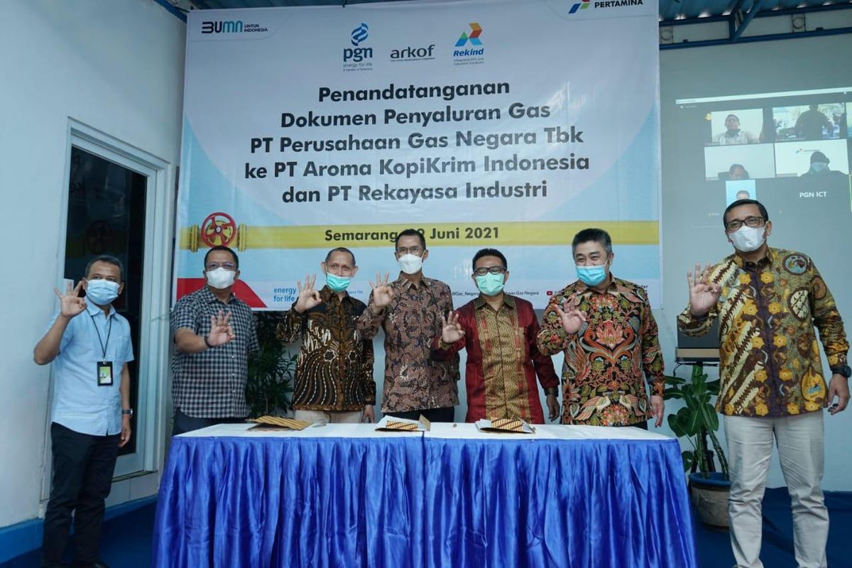 Penandatanganan Dokumen Penyaluran Gas PT Perusahaan Gas Negara Tbk (PGN) ke PT AromaKrim Indonesia dan PT Rekayasa Industri (Rekind) di Semarang, Jawa Tengah, Rabu (9/6/2021).