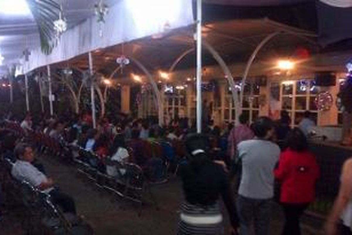 Pelaksanaan Misa Malam Natal di Gereja Santo Johanes, Jalan Melawai Raya, Kebayoran Baru, Jakarta Selatan, berjalan lancar dengan keamanan ketat, Rabu (24/12/2014) 