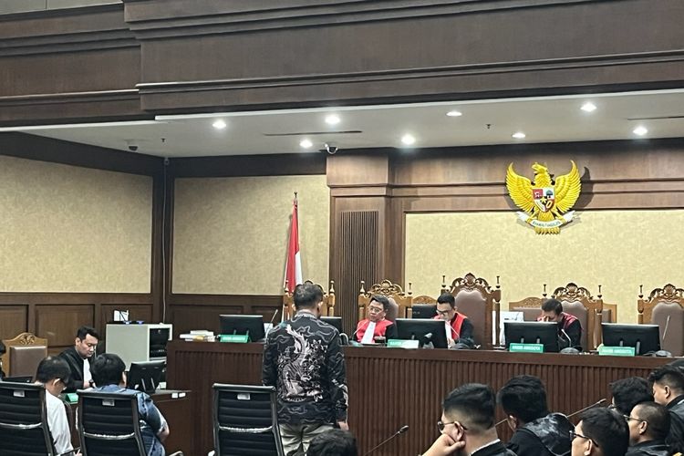 Eks Komisaris PT Solitech Media Sinergy, Irwan Hermawan berdiri saat pembacaan putusan kasus korupsi proyek penyediaan menara base transceiver station (BTS) 4G dan infrastuktur pendukung 1, 2, 3, 4, dan 5. di Pengadilan Tipikor Jakarta, Kamis (9/11/2023). Irwan Divonis 12 tahun perjara dalam perkara ini.