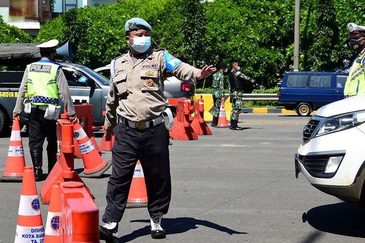 Petugas melakukan penyekatan kendaraan di depan Gerbang Tol Pasteur, Kota Bandung, Jawa Barat, Selasa (6/7/2021). Selama PPKM Darurat, Kota Bandung tertutup bagi warga dari luar wilayahnya, hal tersebut dilakukan untuk menekan mobilitas masyarakat dan mengurangi penyebaran Covid-19.