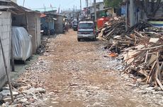 Jalan Dermaga Rusak Puluhan Tahun, Warga Muara Angke Patungan Beli Puing untuk Uruk