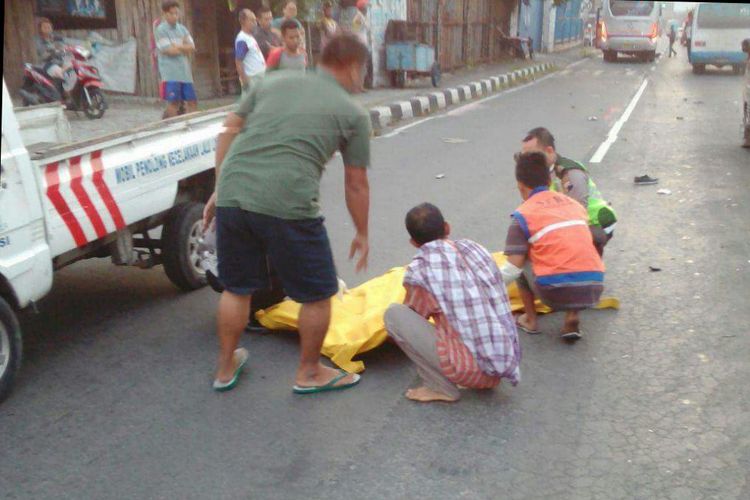 Polisi dibantu warga saat mengevakuasi korban laka lantas terlindas bus Po Sugeng Rahayu di depan bengkel pintu mobil Doa Ibu Dusun Kranggan Wetan, Desa Wirogunan RT 001, Kecamatan Kartasura, Kabupaten Sukoharjo, Jawa Tengah, Kamis (2/11/2017).