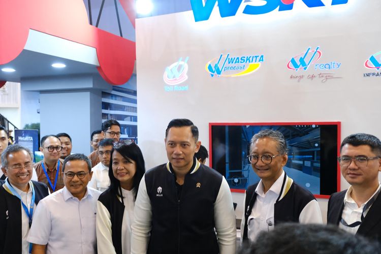 Menteri AHY terlihat mengunjungi booth Waskita Karya.