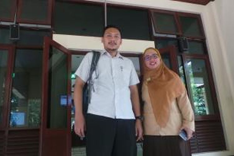Mantan Kepsek SMAN 3 Setiabudi Retno Listyarti (kanan) dan kuasa hukumnya Handika Febrian dari LBH Jakarta di PTUN, Jakarta Timur. Hari ini merupakan sidang gugatan perdana dengan agenda pembacaan gugatan. Rabu (16/9/2015)