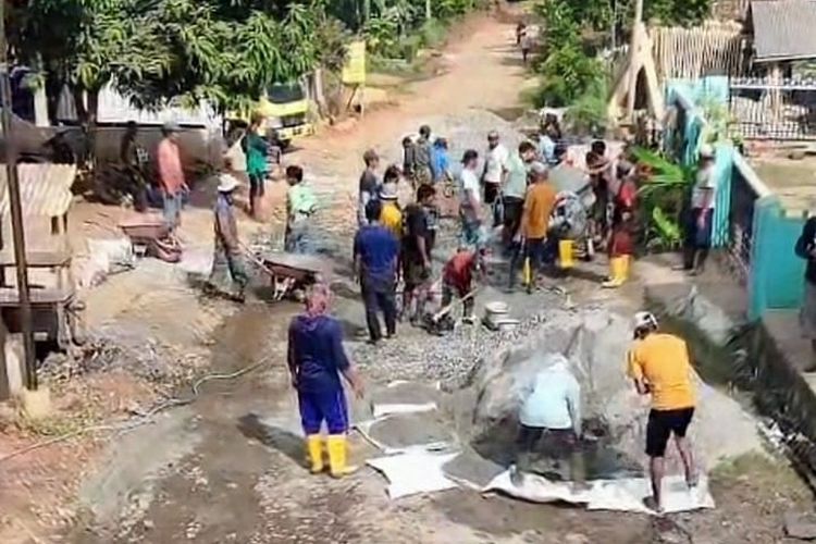 Warga Way Kanan Patungan Cor Jalan: Kalau Menunggu Pemerintah, Tidak Tahu Kapan