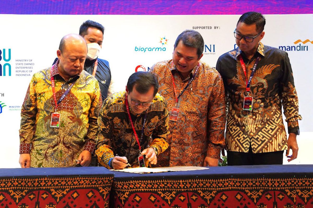 Direktur Utama SIG Donny Arsal (kedua kiri) saat menandatangani letter of intent proyek pilot Voluntary Carbon Market (VCM) dengan tujuh BUMN, dalam rangkaian acara SOE International Conference di Nusa Dua Convention Center, Selasa (18/10/2022).