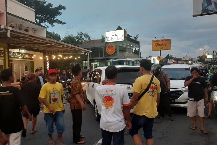 Mobil putih membawa dua orang anak ke Polsek Ngaglik. Dua orang anak tersebut diamankan warga di Jalan Kaliurang KM 10 saat diduga akan tawuran dengan pelajar lainya.