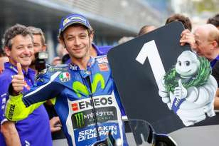 Pebalap Movistar Yamaha asal Italia, Valentino Rossi, berpose merayakan keberhasilannya mencatat putaran tercepat pada sesi kualifikasi GP Spanyol di Sirkuit Jerez, Sabtu (23/4/2016).