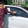 Ngamuk, Suami Hancurkan Mobil yang Dikendarai Istrinya Pakai Paving di Bojonegoro