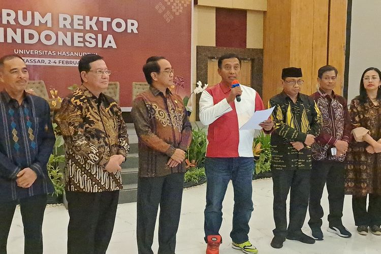 Ketua FRI Prof Nurhasan (jaket merah putih) bersama Rektor Unhas Prof Jamaluddin Jompa (kanan) dan sejumlah pengurus, membacakan teks deklarasi Pemilu aman dan damai di Hotel Unhas, di Jalan Perintis Kemerdekaan, Makassar, Sabtu (3/2/2024) malam.