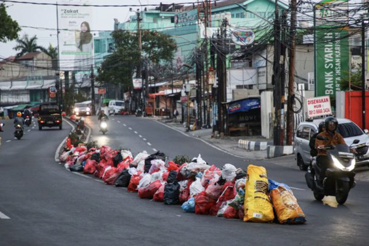 Tumpukan sampah memenuhi pembatas Jalan HOS Cokroaminoto, Karang Tengah, Kota Tangerang, Banten, Selasa (25/4/2023). 