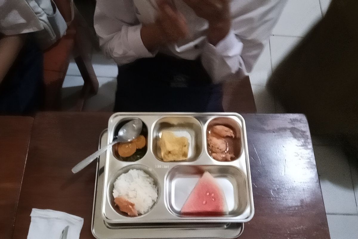 Hari Pertama Makan Bergizi Gratis di Semarang, Siswa Ngeluh Sayur Kurang dan Tak Ada Susu