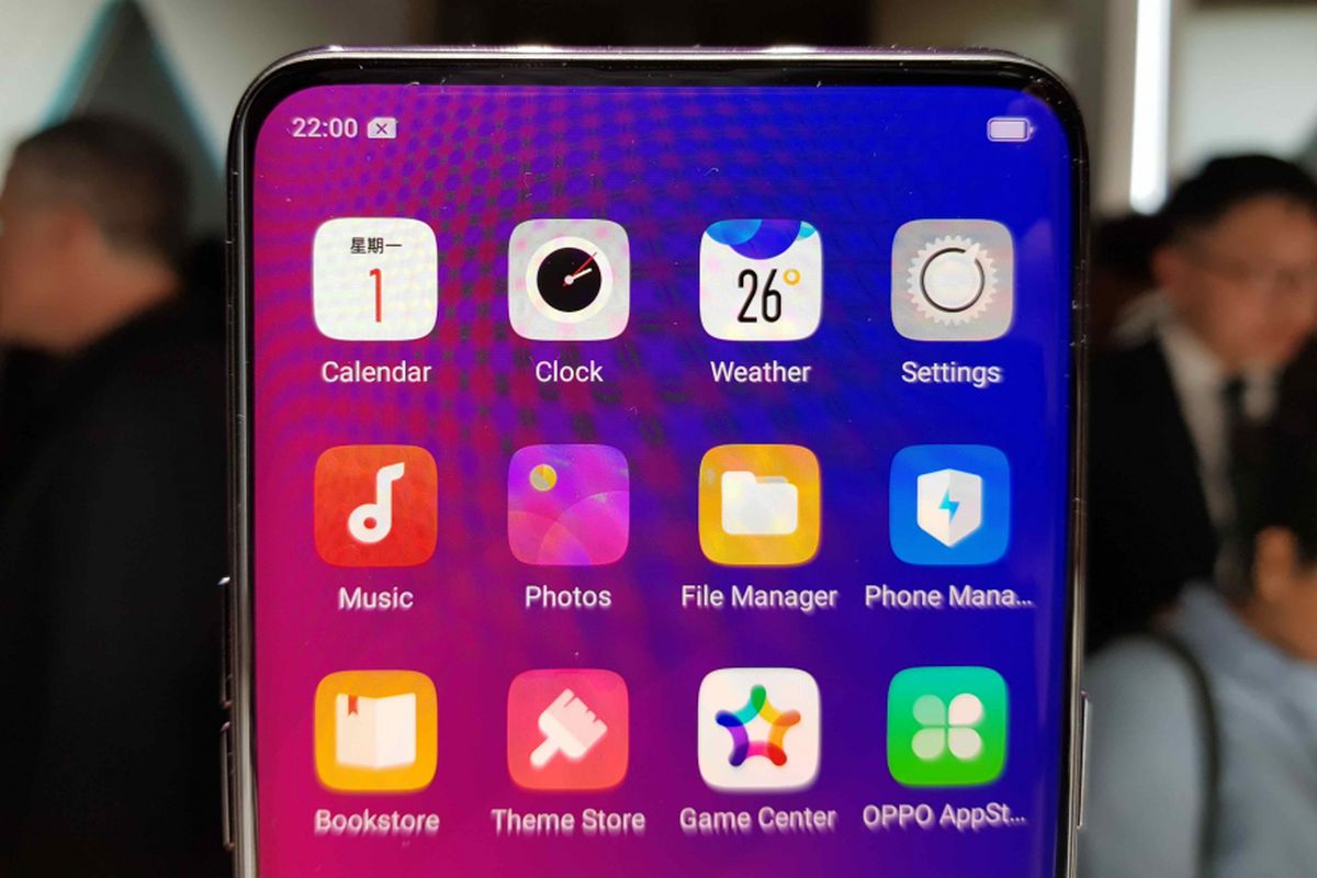 Oppo Find X dalam posisi kamera tidak sedang digunakan, terlihat bersih tanpa penampakan lensa kamera, notch, dan sensor lainnya.