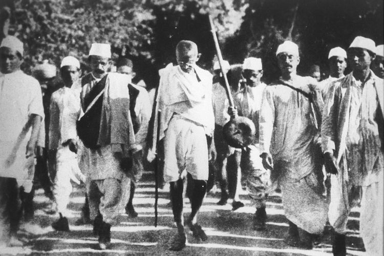 Mahatma Gandhi memimpin Salt March pada 1930, salah satu contoh dari gerakan Satyagraha