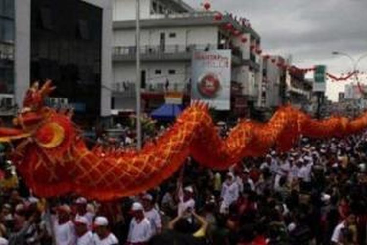 Arak-arakan replika naga di Jalan Gajah Mada, Kota Pontianak, Kalimantan Barat, Senin (6/2/2013). 