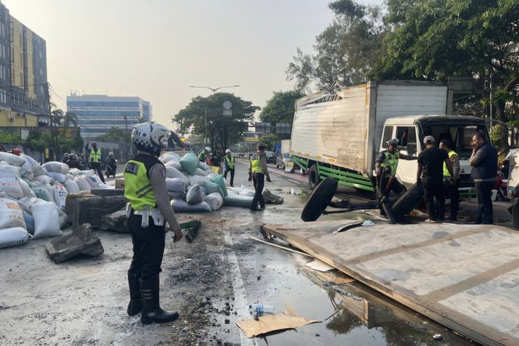 Kronologi Truk Terguling di Flyover Pesing Jakbar hingga Sebabkan Kemacetan