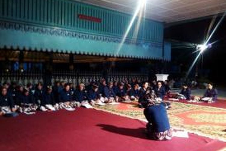 Para Abdi Dalem saat melantunkan tembang Macapat berisi doa-doa di Bangsal Pancaniti, Keben Keraton Yogyakarta. Macapat ini menjadi prosesi awal sebelum Abdi Dalem dan Warga melakukan Topo Bisu Lampah Mubeng Benteng, Rabu (14/10/2015).