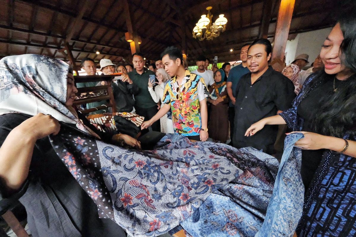 Calon Wakil Presiden (Cawapres) nomor urut 2, Gibran Rakabuming Raka saat menghadiri pertemuan dengan pengusaha usaha mikro kecil menengah (UMKM) dan pengrajin dan pelaku UMKM batik di Dapoer Pelangi Terrace di Kota Pekalongan, Jawa Tengah, Senin (29/1/2024). 
