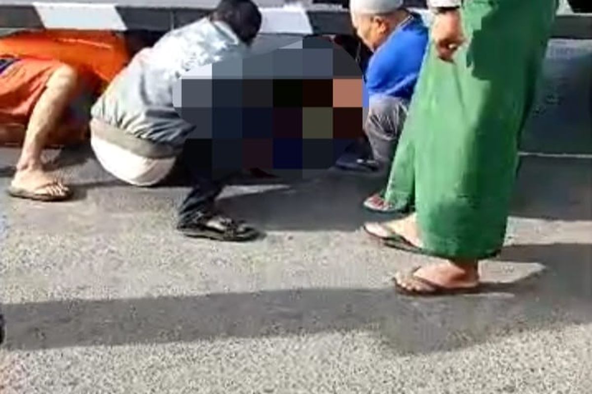 Foto: Seorang siswi berinisial EF (17) warga Desa Banyuwangi, Kecamatan Besuki, Kabupaten Situbondo, Provinsi Jawa Timur tewas setelah mengalami kecelakaan di Alun-Alun Besuki pada Rabu (7/5/2025).