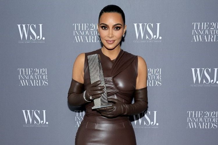Kim Kardashian West berpose dengan penghargaan yang diterimanya pada WSJ. Magazine 2021 Innovator Awards di MOMA, New York City, pada 1 November 2021. 