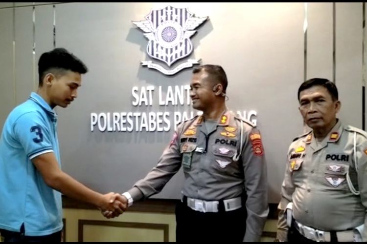 Mashun (32) perekam video dugaan polisi pungli saat datang memberikan klarifikasi ke Polrestabes Palembang.