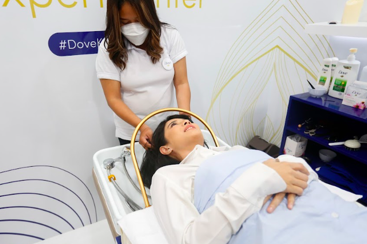 Dian Sastrowardoyo - Actress & Brand Ambassador Dove Indonesia mencoba Water Healing Hair Spa di Dove Hairfall Expert Center