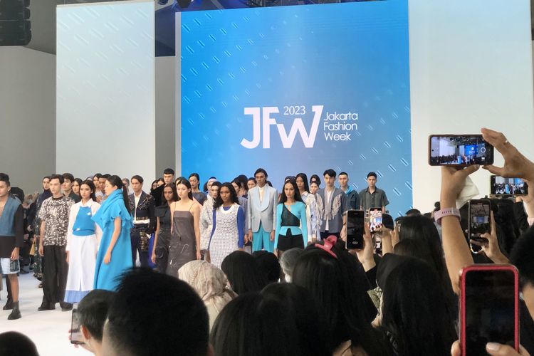 Pembukaan Jakarta Fashion Week 2023, di Pondok Indah Mall (PIM) 3, Jakarta, Senin (24/10/2022)