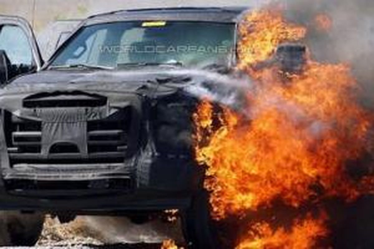 Ford Super Duty mulai terbakar
