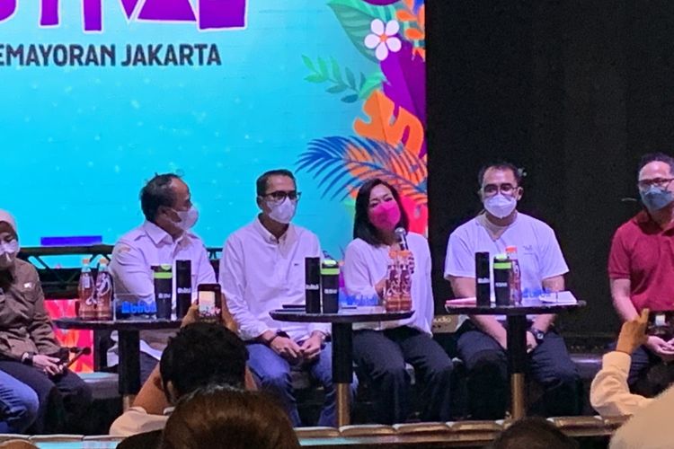 Direktur utama Java Festival Production, Dewi Gontha, bicara dalam konferensi pers mengenai pagelaran Java Jazz Festival 2022 yang akan digelar secara offline pada 27 sampai 29 Mei 2022 di JiExpo Kemayoran, Jakarta Pusat.