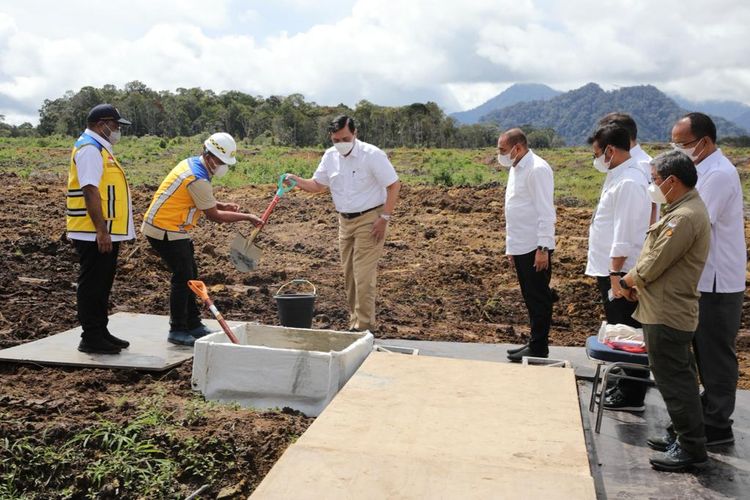 Menteri Koordinator Bidang Kemaritiman dan Investasi Luhut Binsar Pandjaitan melakukan peletakkan batu pertama pembangunan Taman Sains Teknologi Herbal dan Holtikultura, di Humbang Hasundutan, Sumatera Utara, Kamis (23/12/2021).