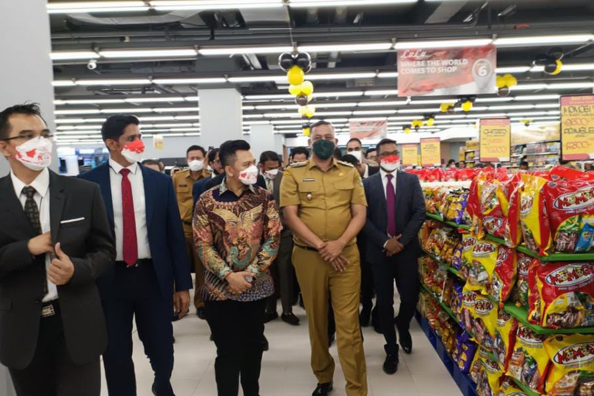 Pelaksana Tugas (Plt) Wali Kota Bekasi Tri Adhianto (baju coklat) saat meninjau Lulu Hypermarket di Mega City Bekasi, Margajaya, Bekasi Selatan, Kota Bekasi. 