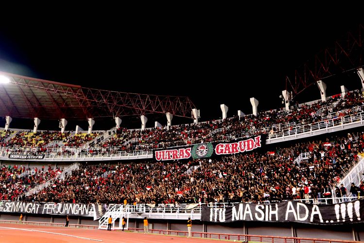 Suporter Timnas Indonesia saat menyaksikan pertandingan Kualifikasi Piala Asia U20 2023 melawan Vietnam yang berakhir dengan skor 3-2 di Stadion Gelora Bung Tomo Surabaya, Minggu (18/9/2022) malam.