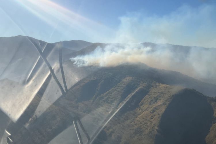 Kepulan asap kebakaran di kawasan TNBTS yang diambil dari pesawat Helicopter, Senin (11/9/2023).