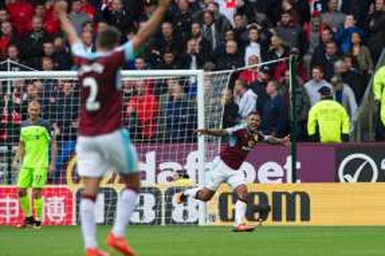 Striker Burnley, Andre Gray, merayakan gol ke gawang Liverpool saat kedua tim bertemu di Turf Moor, Sabtu (20/8/2016). 