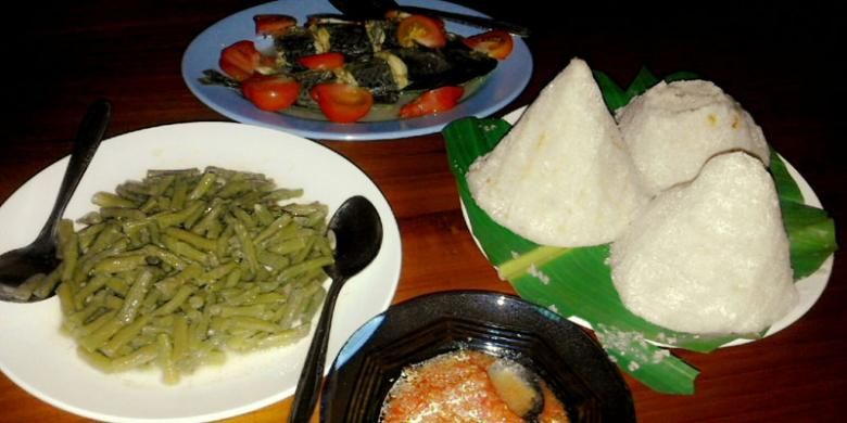 Kasuami gunung bersama ikan bakar dan sambal colo-colo merupakan kuliner khas Buton, Sulawesi Tenggara.