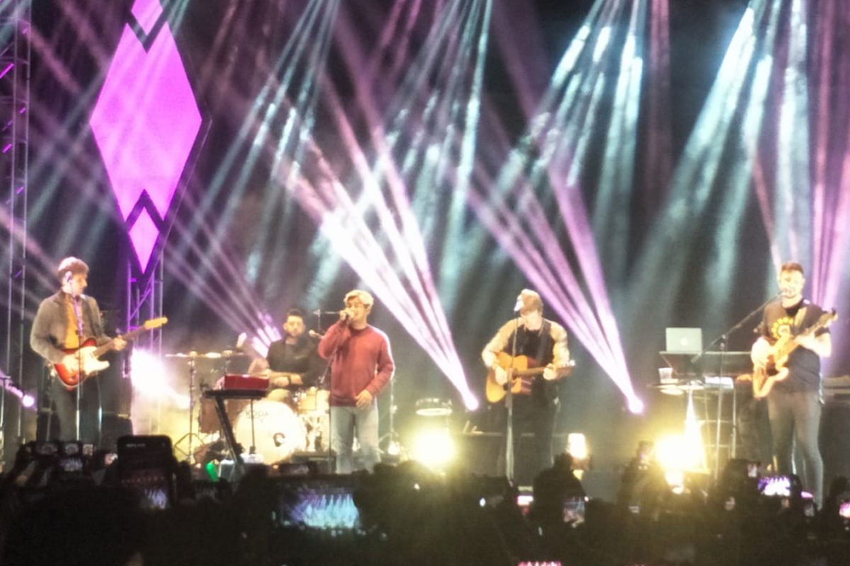 Kodaline dan Abdul Idol saat beraksi dalam konser The Politics of Living Tour siap digelar di Istora Senayan, Jakarta Pusat, Jumat, (1/3/2019).