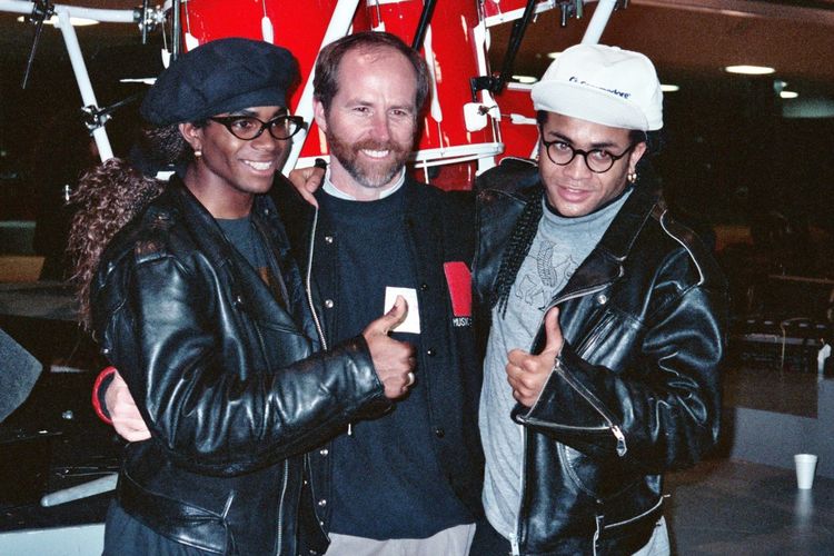 Duo penyanyi dari grup Milli Vanili, Fab Morvan (kiri) dan Rob Pilatus (kanan) berfoto bersama Presiden National Academy of Recording Arts and Sciences atau Grammy Mike Greene (tengah) saat Grammy Awards 1990. 