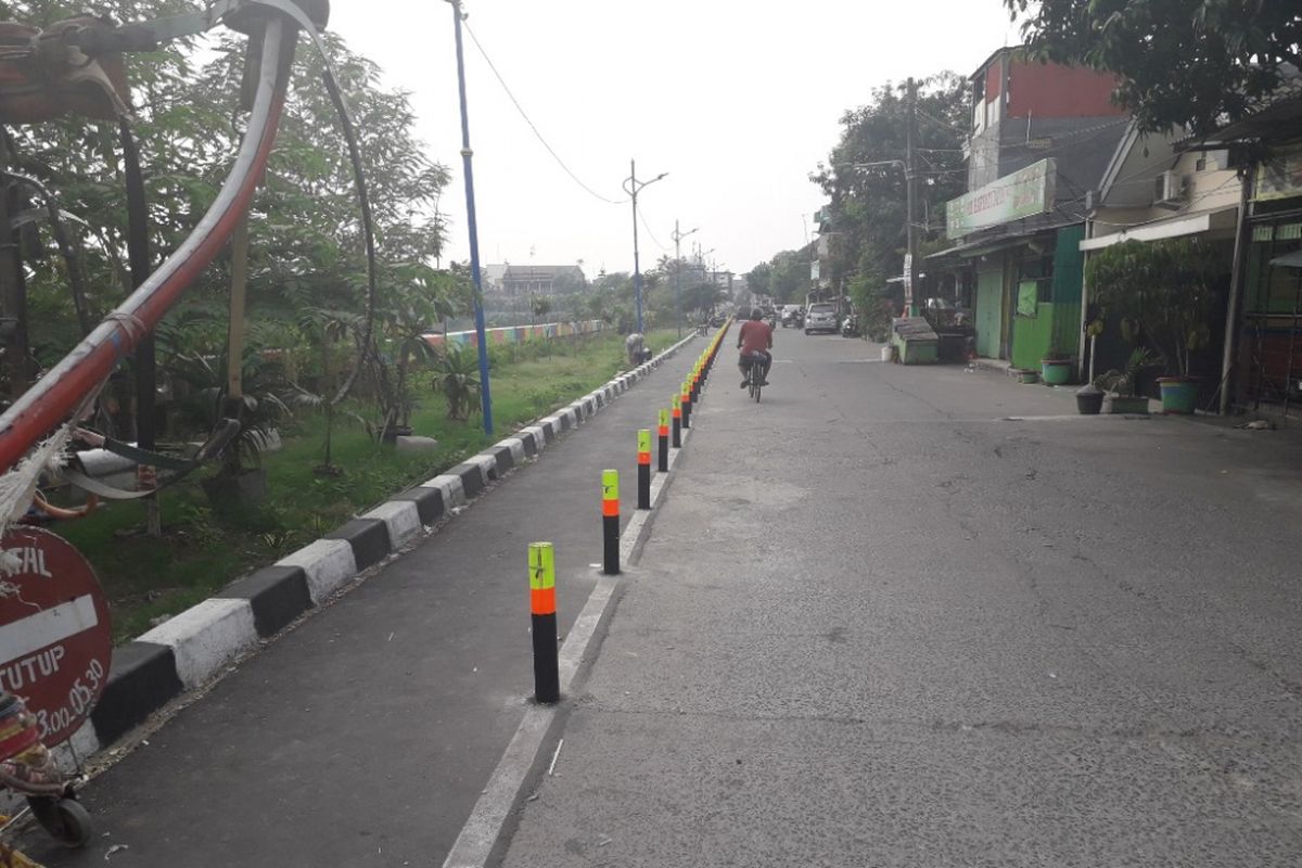 Patok-patok besi di sisi selatan Waduk Rawa Badak, Jakarta Utara, yang menandakan adanya jalur disabilitas di sana, Selasa (10/7/2018).