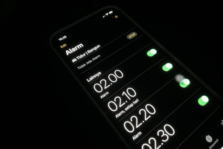 Ilustrasi cara setting alarm di HP biar tak ketinggalan sahur selama Ramadhan 2023.