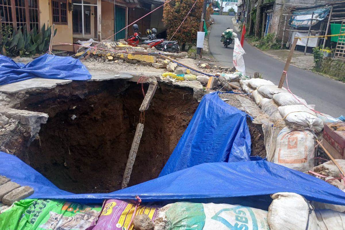  tanah ambles terjadi di kawasan permukiman padat penduduk di Kasiran Baru RT 3 RW 6, Kelurahan Mlipak, Kecamatan Wonosobo, Kabupaten Wonosobo Jawa Tengah. 