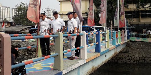 Gubernur DKI Jakarta Anies Baswedan bersama Wakil Gubernur DKI Jakarta Sandiaga Uno mengunjungi Kampung Delta Serdang, Kemayoran, yang telah dicat warna-warni guna menyambut Asian Games 2018, Sabtu (21/7/2018).