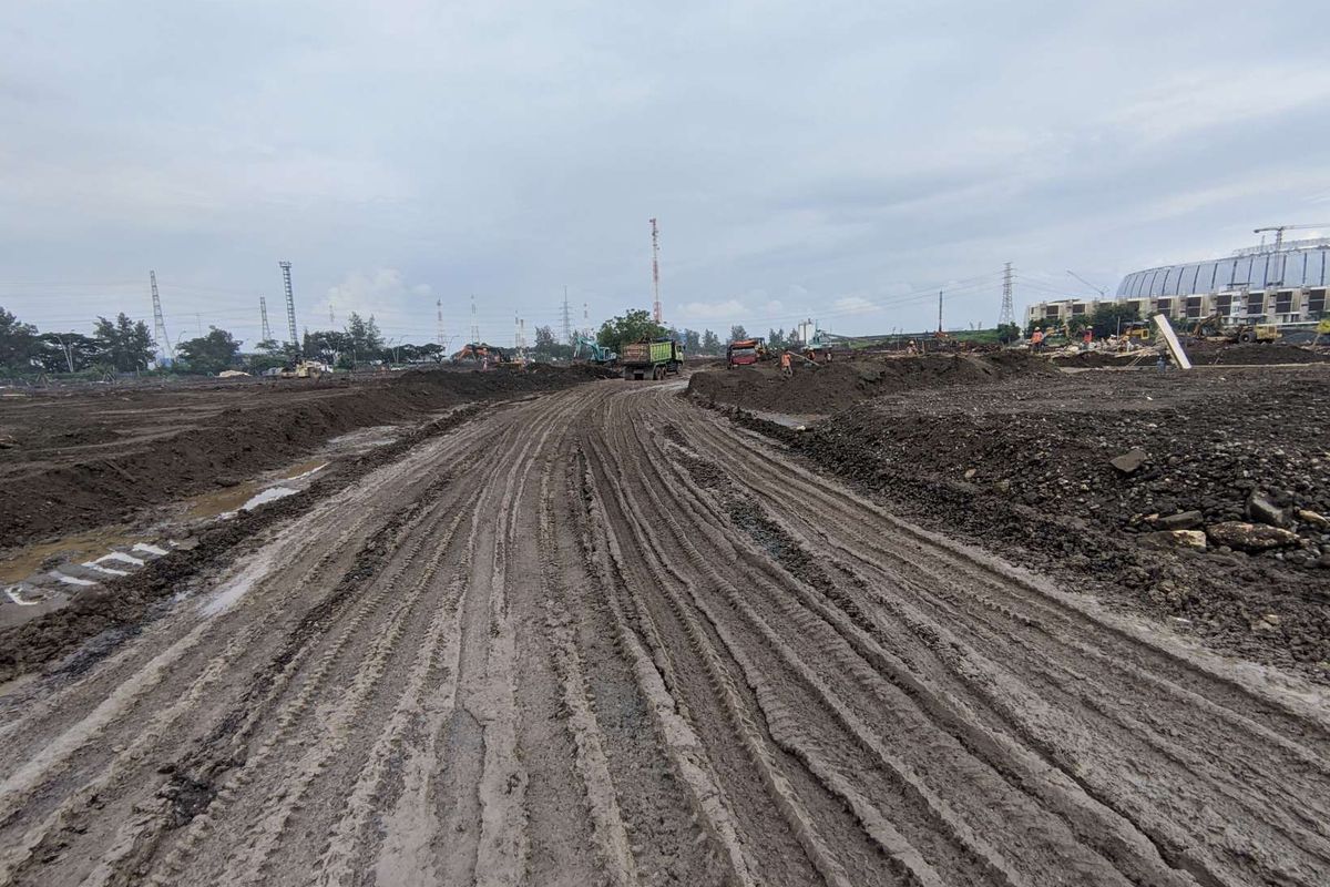 Proses pengerasan lokasi sirkuit Formula E Jakarta di kawasan Taman Impian Jaya Ancol, Jakarta Utara, Rabu (23/2/2022).