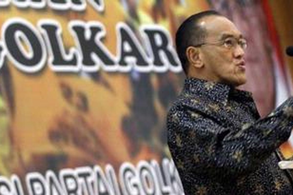 Ketua Umum Partai Golkar, Aburizal Bakrie, menyampaikan pidato politiknya, dalam acara Lokakarya Pengkaderan Partai Golkar, di Kantor DPP Golkar, Slipi, Jakarta, Minggu (6/3/2011). Dalam pidatonya, Aburizal juga menyi 