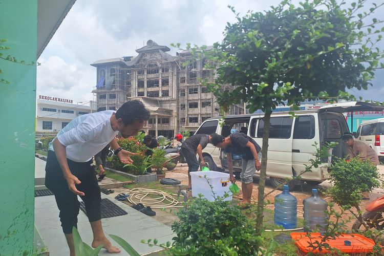 Aliran Air Mati sejak Kamis, Warga Batam Beli Air Isi Ulang untuk Salat Jumat
