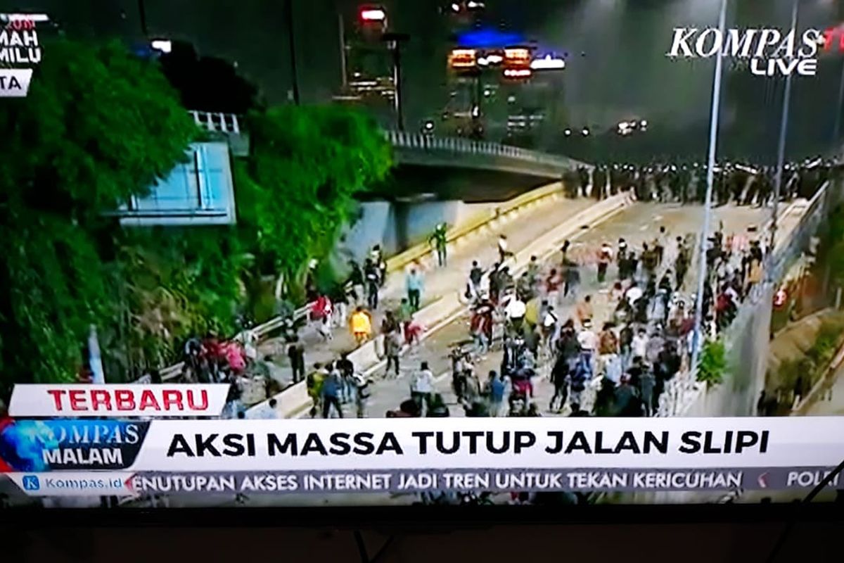 Kerusuhan masih terjadi di sejumlah wilayah di seputar kawasan Senayan, Jakarta, Selasa (24/9/2019) malam. Salah satunya di kawasan Slipi.