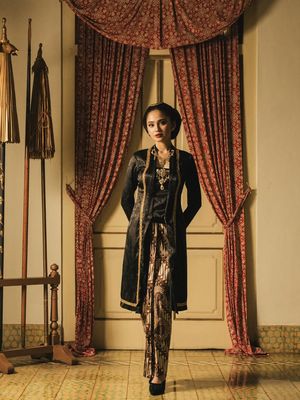 Detail style prewedding Syifa Hadju dan El Rumi tampil elegan dalam nuansa royal Jawa, dari kebaya klasik hingga aksesori emas yang berkelas.
