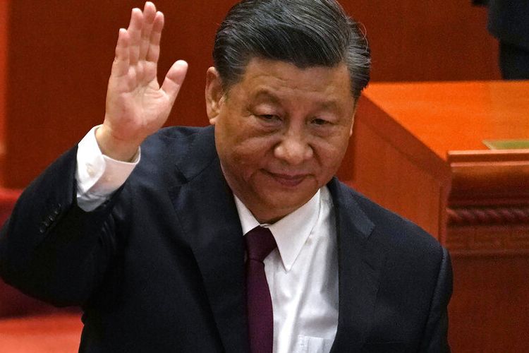 Presiden China Xi Jinping saat menghadiri upacara penghargaan atlet Olimpiade dan Paralimpiade Musim Dingin Beijing di Aula Besar Rakyat pada 8 April 2022, di Beijing.