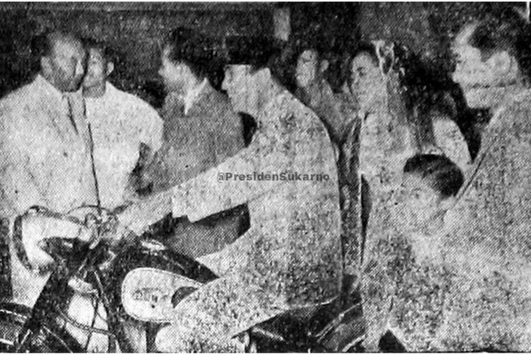 Mantan Presiden Soekarno saat menunggangi sepeda motor.