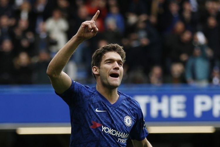 Bek Chelsea, Marcos Alonso, merayakan golnya setelah mencetak gol kedua bagi timnya dalam pertandingan Liga Inggris antara Chelsea vs Tottenham Hotspur di Stamford Bridge, London, pada Sabtu (22/2/2020). 